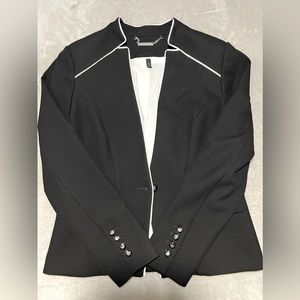 White House Black Market Size 6 Black Women blazer (Perfect Condition)